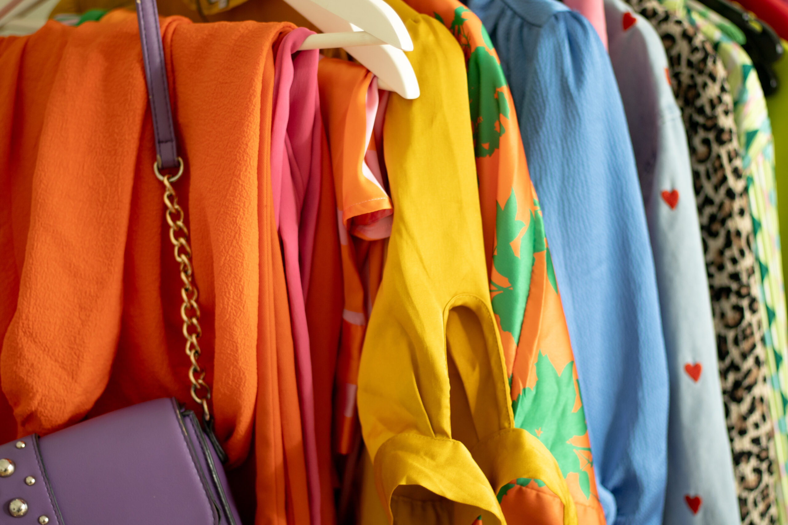 Kledingstukken aan een rek